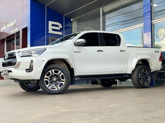 TOYOTA HILUX 2.8 D-4D TURBO DIESEL CD SRX PLUS 4X4 AUTOMÁTICO TOYOTA HILUX 2.8 D-4D TURBO DIESEL CD SRX PLUS 4X4 AUTOMÁTICO